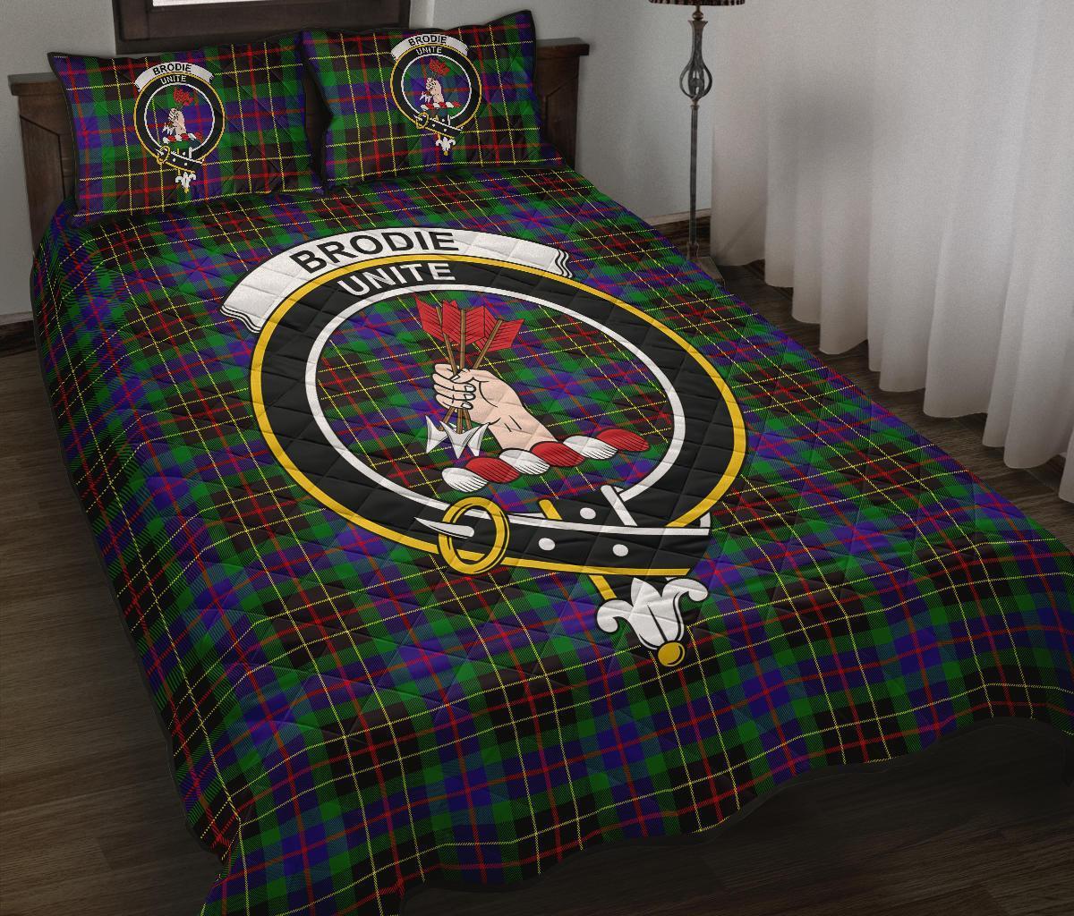 Brodie Hunting Modern Tartan Crest Quilt Bed Set